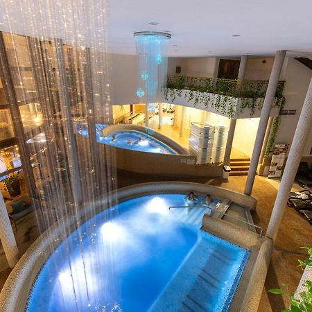 Colosseum Hotel Морахалом Экстерьер фото