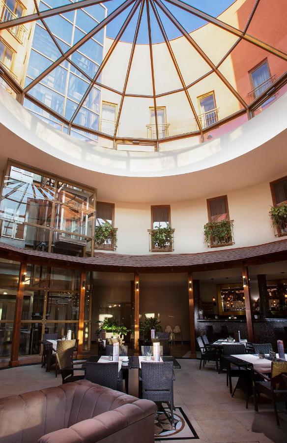 Colosseum Hotel Морахалом Экстерьер фото