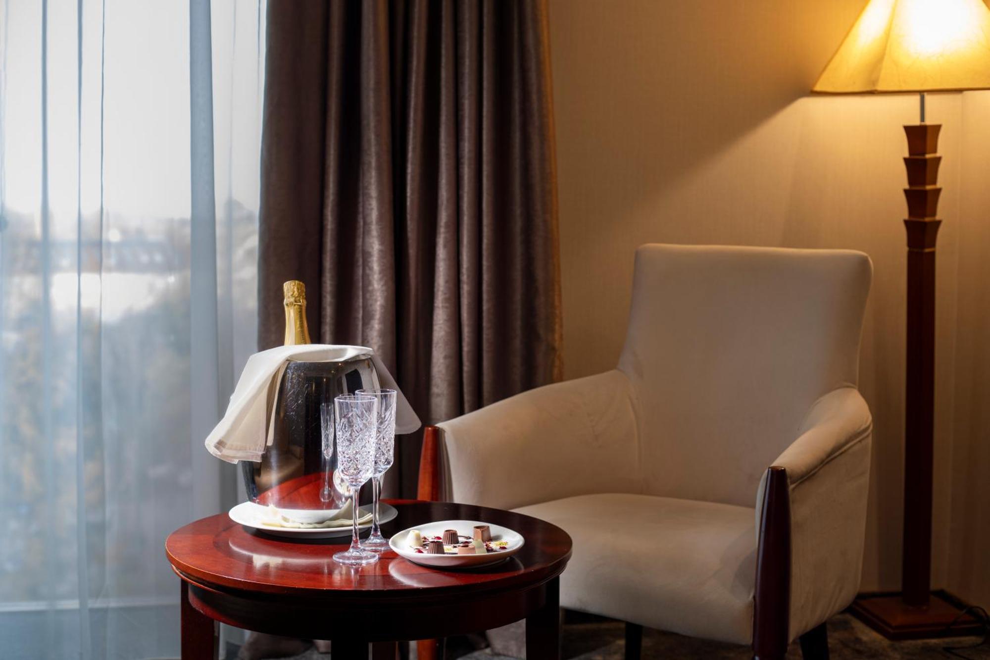 Colosseum Hotel Морахалом Экстерьер фото