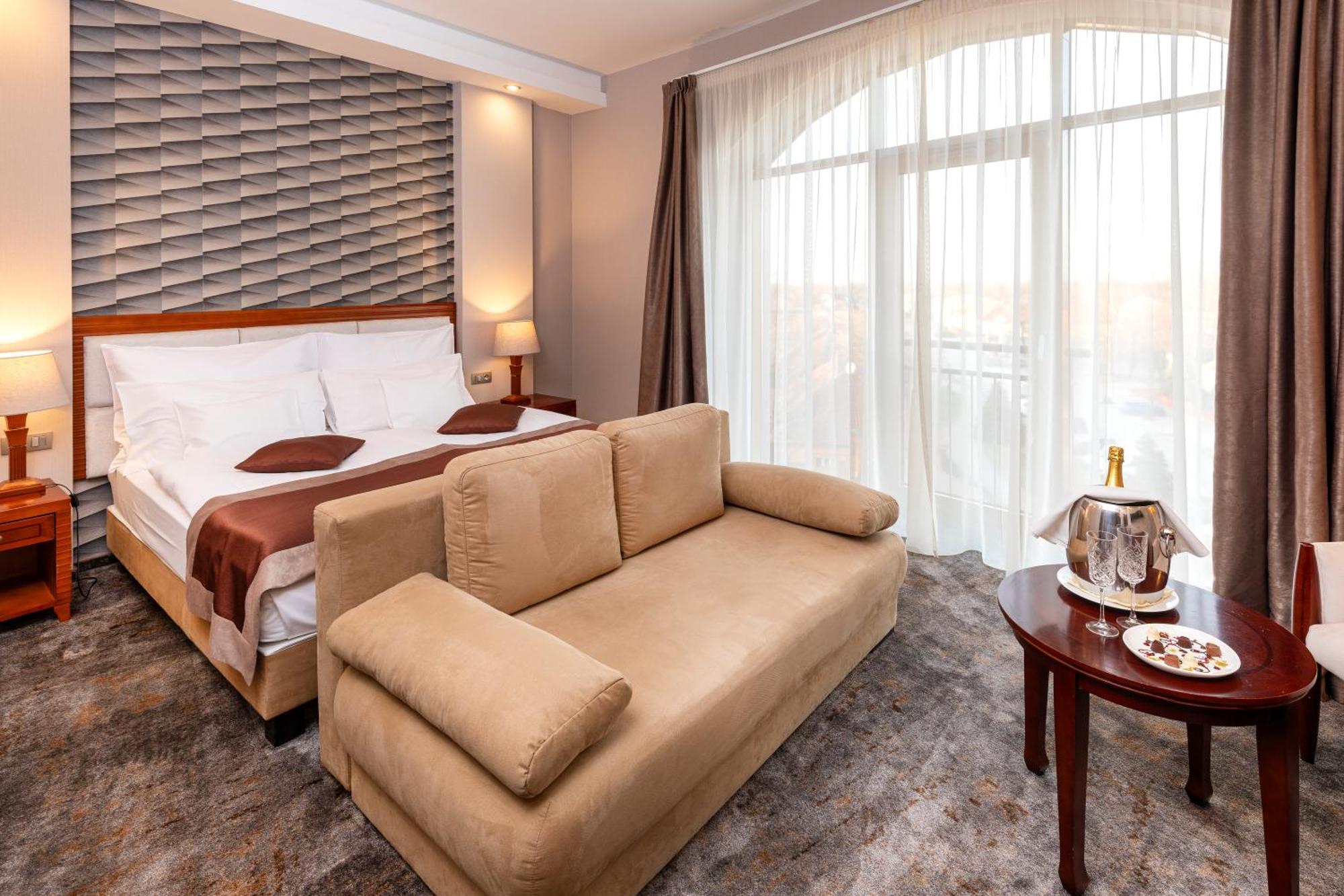 Colosseum Hotel Морахалом Экстерьер фото