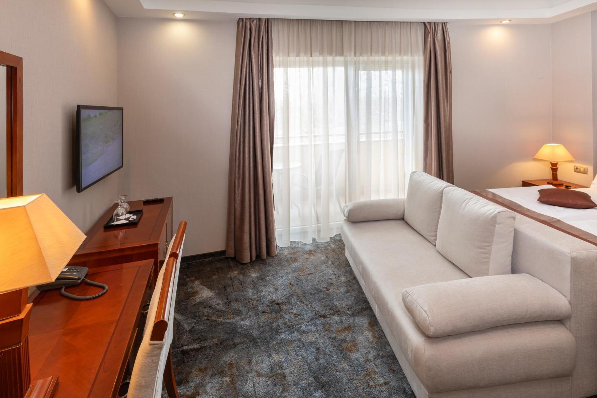 Colosseum Hotel Морахалом Экстерьер фото