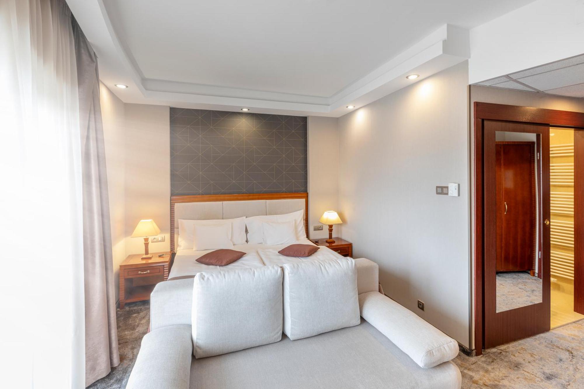 Colosseum Hotel Морахалом Экстерьер фото