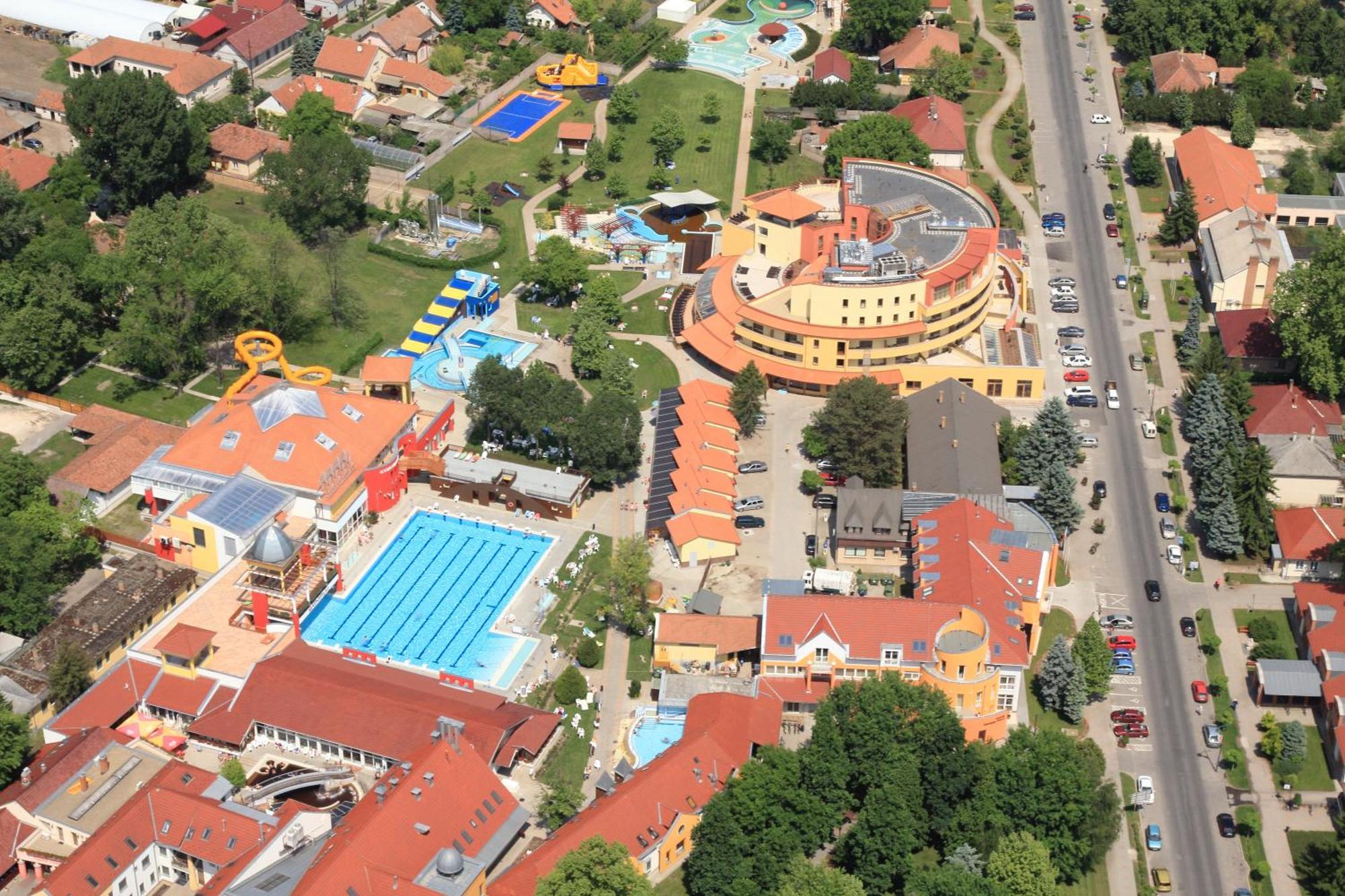 Colosseum Hotel Морахалом Экстерьер фото
