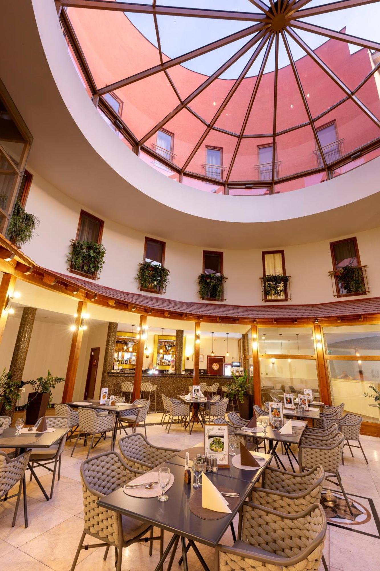 Colosseum Hotel Морахалом Экстерьер фото